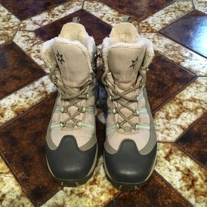 Columbia whirlibird snow boots - waterproof- size 9 gray & blue, white fur